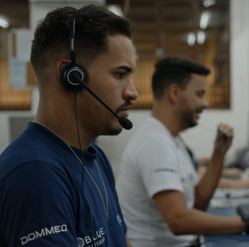 dois homens do suporte de atendimento da loja do bebedouro